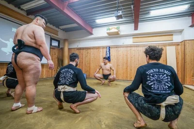 Vivi l’energia autentica del sumo a tokyo con una visita a una vera stalla, guarda l’allenamento mattutino da vicino e gusta il pranzo chanko-nabe con i lottatori. guida e foto incluse.