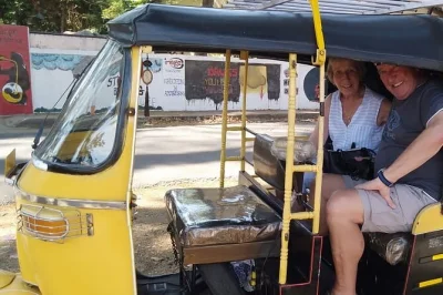 Explore as ruas de kochi de tuk-tuk, veja as redes chinesas de pesca, o palácio mattancherry e a sinagoga paradesi, com traslado do porto e guia especialista nos segredos da cidade.