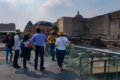 Scopri il centro histórico di città del messico con una guida certificata, visita la cattedrale metropolitana, le rovine azteche e il palacio de bellas artes. tour a piedi accessibile.