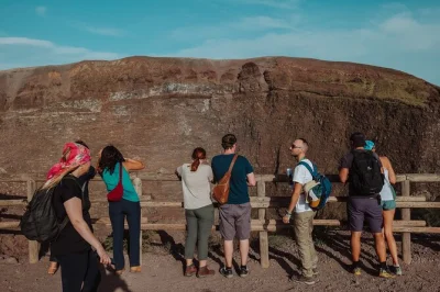 Sube al monte vesubio desde pompeya con guía local, entrada sin colas y traslado en minibús. mira dentro del cráter y disfruta vistas de nápoles—todo incluido.
