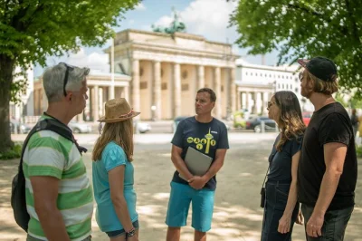 Découvrez l’histoire fascinante de berlin lors d’une visite guidée à pied avec un local. explorez le mur de berlin, la porte de brandebourg, les lieux de la seconde guerre mondiale et l’Île 