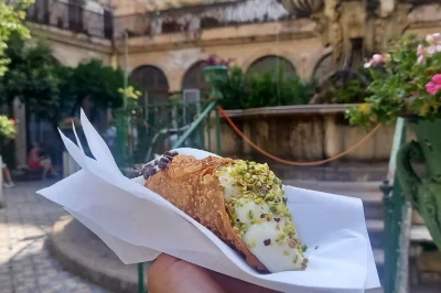 Explore os mercados vibrantes de palermo com um guia local, provando delícias típicas como arancina e cannoli. inclui degustações, café e acompanhamento especializado.