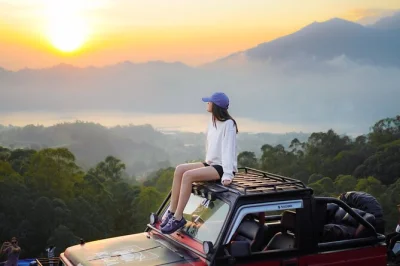 Erlebe den sonnenaufgang am mount batur mit dem 4x4 jeep, fahr durch schwarze lavafelder, entspann in heißen quellen oder besuch eine reisterrasse – inkl. hoteltransfer & frühstück.