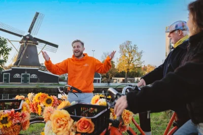 Scopri la campagna di amsterdam in bici, assaggia formaggi freschi in una fattoria locale e ammira i mulini a vento, con guida e opzione e-bike.