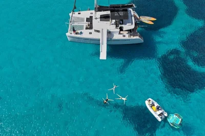 Parti da heraklion per dia island su un catamarano semi-privato. nuota, prova sport acquatici e gusta un pranzo cretese con vino locale. include bevande e transfer.