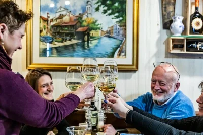 Explore cannaregio em veneza com guia local, provando cicchetti, prosecco col fondo, spritz e tiramisù. inclui degustações, bebidas e grupo pequeno.
