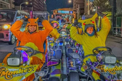 Vivi l’energia di tokyo guidando un go kart tra skytree, il tempio senso-ji e akihabara, con costumi, guida, foto e permessi inclusi. acqua e foto stampate comprese.