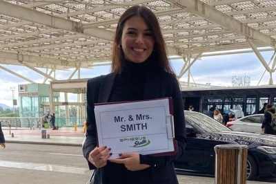 Descubre Éfeso y sus calles de mármol, explora las casas en la ladera y visita el templo de artemisa con guía y grupo reducido, con recogida en hotel o puerto.