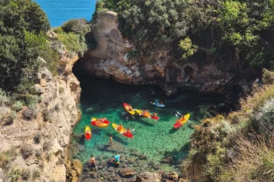 Descubre sorrento en kayak, nada en las piscinas antiguas de bagni regina giovanna, explora ruinas romanas con guía experto y fotos incluidas.