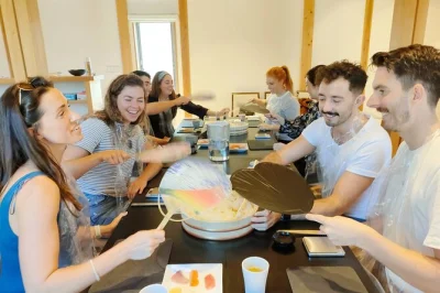 Erlebe kyoto entspannt bei einem sushi-kurs in kleiner gruppe mit japanischer anleitung in einem restaurierten haus nahe gion. inklusive mittagessen.