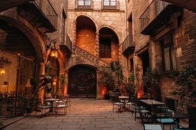 Vive un íntimo espectáculo de flamenco en el palau dalmases de barcelona, un palacio del siglo xii con asientos cercanos y opción de tapas. acceso para silla de ruedas incluido.