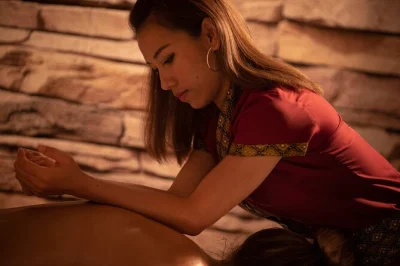 Book a 90-minute thai-bali fusion massage in barcelona. authentic techniques, essential oils, and a calming finish with tea or juice. reserve your spot now.