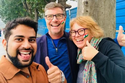 Explore o templo dourado em amritsar, reflita em jallianwala bagh e sinta a energia na fronteira wagah. inclui transporte, guia local e almoço.