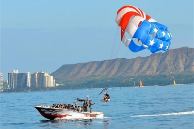 Erlebe parasailing über waikiki beach in honolulu – schwebe bis zu 300 meter hoch mit diamond head am horizont. gemeinsame bootstour inklusive – perfekt auch für anfänger.