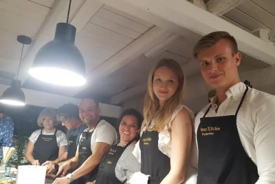 Em palermo, aprenda a cozinhar pratos típicos da sicília com a família do antonio, desfrute de um jantar caseiro com vinho e descubra segredos para levar pra casa.