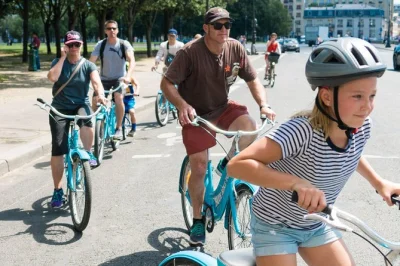 Feel the city’s pulse on a paris bike tour—eiffel tower, louvre, notre-dame, seine riverbanks—with a local guide and small group. includes bike & helmet.
