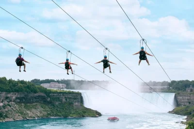 Vivi l’emozione della zipline sulle cascate del niagara, planando sopra il canyon fino alla base delle horseshoe falls. include attrezzatura di sicurezza, navetta e soste per foto.