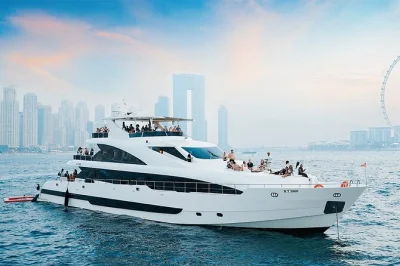 Découvrez dubai à bord d’un superyacht de luxe avec dj live, pauses baignade et open bar premium. déjeuner ou dîner inclus, guide local et options de prise en charge faciles.