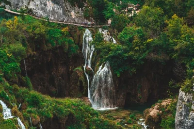 Siente la frescura de las cascadas de plitvice, recorre senderos entre bosques milenarios y disfruta con tu guía en esta excursión privada desde split. incluye paseo en barco y traslados.