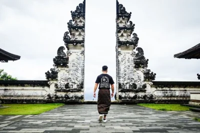 Descubre bali con un tour privado al templo lempuyang, la puerta del cielo, las terrazas de arroz de tegalalang y el palacio de agua de karangasem. guía, conductor y transporte incluidos.