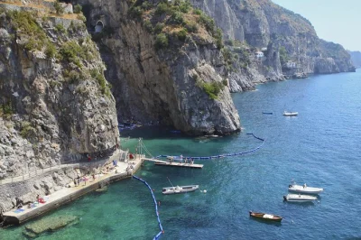 Sinta a brisa em um passeio de barco em grupo pequeno pela costa amalfitana saindo de positano, com paradas para nadar, visitar a gruta esmeralda e tempo livre em amalfi. inclui skipper e bebidas.