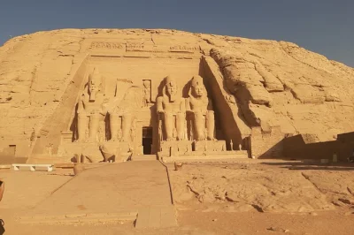 Descubre abu simbel en un tour privado desde asuán, con recogida en hotel, guía egiptólogo experto y parada en el desierto para un descanso antes de explorar los templos milenarios.