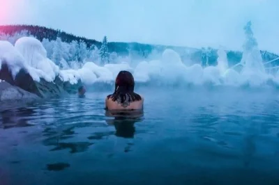 Disfruta de chena hot springs desde fairbanks, visita el museo de hielo aurora y busca las auroras boreales con un guía local—incluye traslado y entrada a las termas.