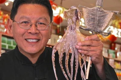 Scopri il dr. sun yat-sen garden, assaggia il dim sum e visita mercati e negozi di tè nel cuore di vancouver chinatown con un tour guidato da uno chef, pranzo e degustazioni incluse.