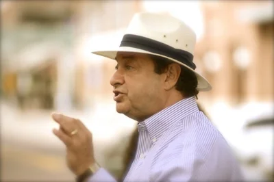 Découvrez ybor city à pied en petit groupe, plongez dans l’héritage cubain, écoutez des histoires du coin et profitez d’un parcours accessible aux poussettes et fauteuils roulants.