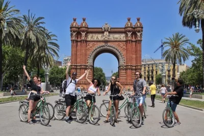 Siente el pulso de barcelona en bici con guía local, pasando por la sagrada família, playas y calles góticas. grupos pequeños y bicicletas incluidas.