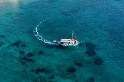 Parti da antiparos verso despotiko su un tradizionale kaiki, nuota in calette segrete delle cicladi, esplora grotte marine e gusta un pranzo bbq fresco sul ponte con transfer inclusi.