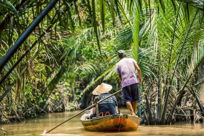 Erlebe das mekong delta per boot und sampan, probiere frisches kokosbonbon und besuche die vinh trang pagode – inklusive mittagessen. kleine gruppe ab ho-chi-minh-stadt.