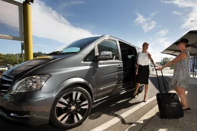 Arriva o parti da santorini senza stress con il trasferimento aeroporto flessibile, incontro con autista locale, bagagli illimitati e pickup 24/7 dal tuo hotel o dall’aeroporto jtr.