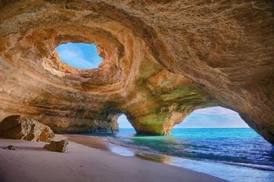 Descubre la cueva de benagil en barco desde portimão, nada en praia da marinha, avista delfines y explora cuevas marinas en grupo reducido con guía en vivo. chaleco incluido.