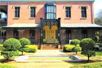 Découvrez l’histoire de la guerre de sécession à savannah lors d’une visite guidée à pied—explorez colonial park cemetery, factors walk, et écoutez les légendes locales avec un guide expe