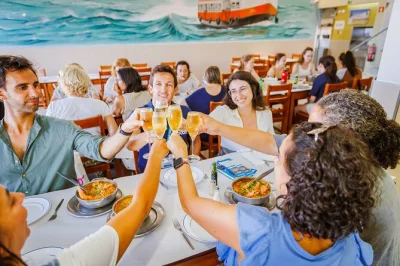 Lisboa, mercados locais, passeio a pé em grupo pequeno, travessia de balsa pelo tejo, almoço com frutos do mar e bebidas incluídas.