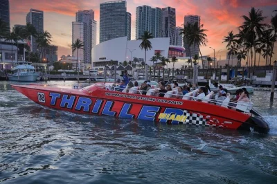 Découvrez miami en speedboat avec vue sur la skyline, les maisons de célébrités et le quartier art déco. balade de 45 minutes, sièges confortables et check-in facile inclus.