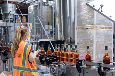 Explore a green brier distillery em nashville com tour guiado, histórias da família nelson e quatro degustações de whiskey—inclui entrada e guia local.