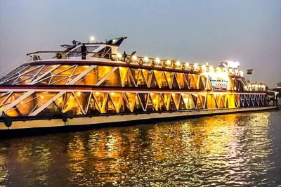 Disfruta de un crucero nocturno por el nilo en el cairo, prueba platos egipcios en el buffet y déjate sorprender con danza del vientre y giros sufíes. incluye recogida en hotel.