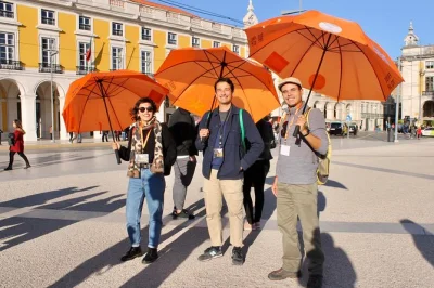 Comece seu dia em lisboa na praça do comércio, explore baixa e chiado com um guia local, descubra histórias surpreendentes da cidade e pague o quanto quiser. ponto de encontro fácil.