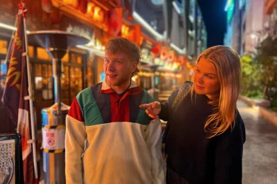 Scopri i sapori di shibuya con un tour guidato tra 13 piatti in quattro izakaya e bar. include cibo, bevande e guida locale.