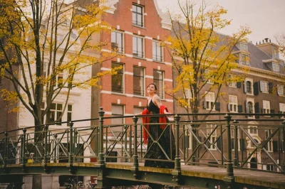 Step into amsterdam’s canals, tulip fields, or windmills for a relaxed photoshoot with a local photographer. quick delivery, natural posing, and outfit tips included.