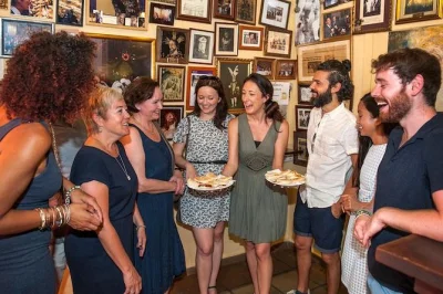 Descubra sevilha com degustações no mercado, churros fresquinhos no bar el comercio, biscoitos de convento e tapas em bares familiares. café da manhã e almoço incluídos.