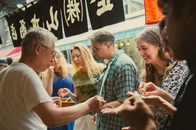 Scopri il mercato tsukiji di tokyo con una guida locale, assaggia sashimi freschissimo e gusta prelibatezze in oltre 400 bancarelle. include degustazioni di sashimi e assaggi di cibo.