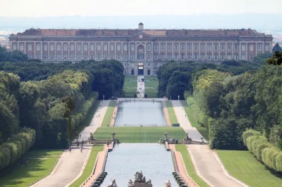 Descubra o palácio real de caserta, explore seus jardins imensos e aproveite o traslado até os jardins ingleses. ingressos e guia local inclusos para uma experiência única.
