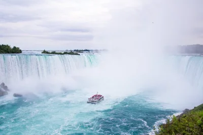 Vivi la potenza delle niagara falls con un giro in barca, esplora i tunnel dietro le cascate e passeggia tra i colori vivaci di clifton hill. include pick-up in hotel e biglietti salta fila.