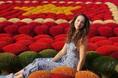 Descubre las aldeas artesanales de hanoi: fabrica incienso en quang phu cau, crea un sombrero cónico en chuong y disfruta de comida casera con locales. recogida en hotel incluida.