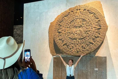 Visita il museo nazionale di antropologia a città del messico con guida, scopri la pietra del sole azteca, le teste olmeca e i tesori maya. biglietto d’ingresso incluso.