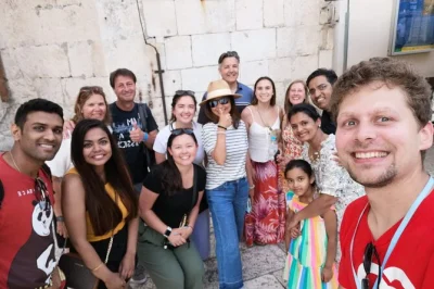 Descubre el palacio de diocleciano en split con un profesor local, pasea por calles medievales y conoce historias únicas. incluye entradas y consejos para tu visita.