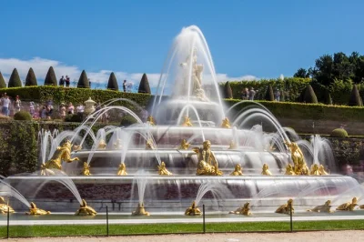 Découvrez le château de versailles depuis paris avec un accès coupe-file, une visite guidée de la galerie des glaces et du temps libre dans les jardins. transfert aller-retour inclus.